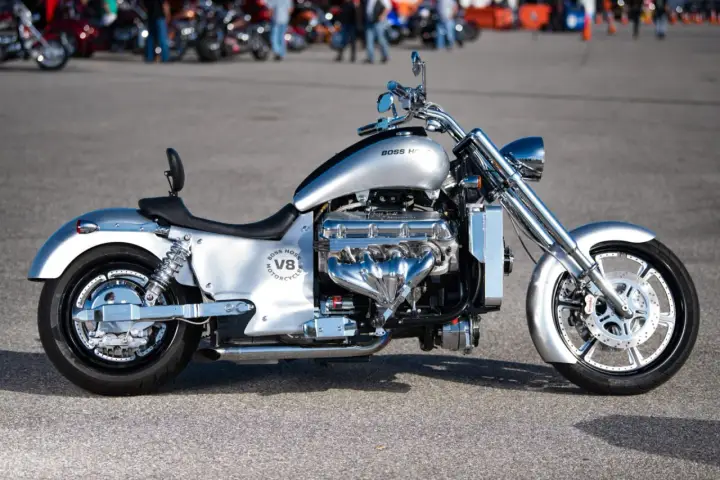 Srebrny motocykl Boss Hoss V8 z potężnym silnikiem V8, błyszczącymi chromowanymi elementami i masywnymi kołami.