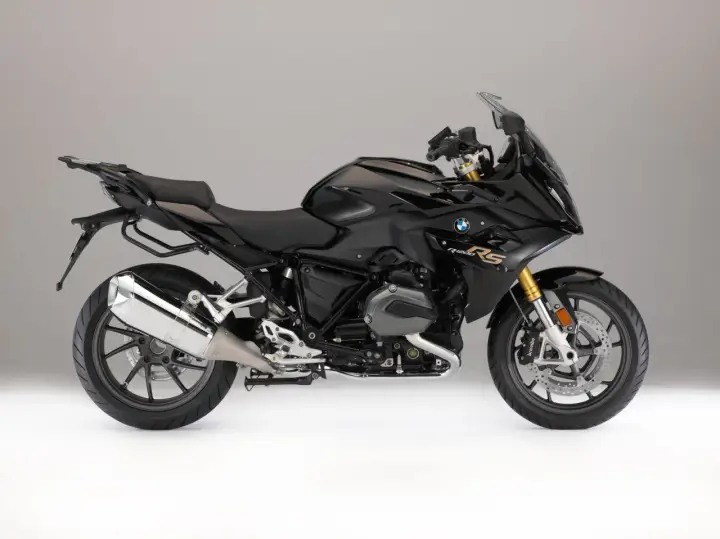 Czarny motocykl BMW R1200RS z widocznym silnikiem typu bokser i złotymi elementami zawieszenia. Dane techniczne tego modelu są imponujące.