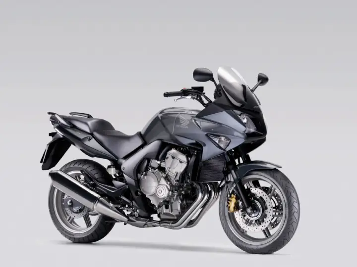 Szary motocykl Honda CBF 600 z wtryskiem paliwa, gotowy na każdą drogę.