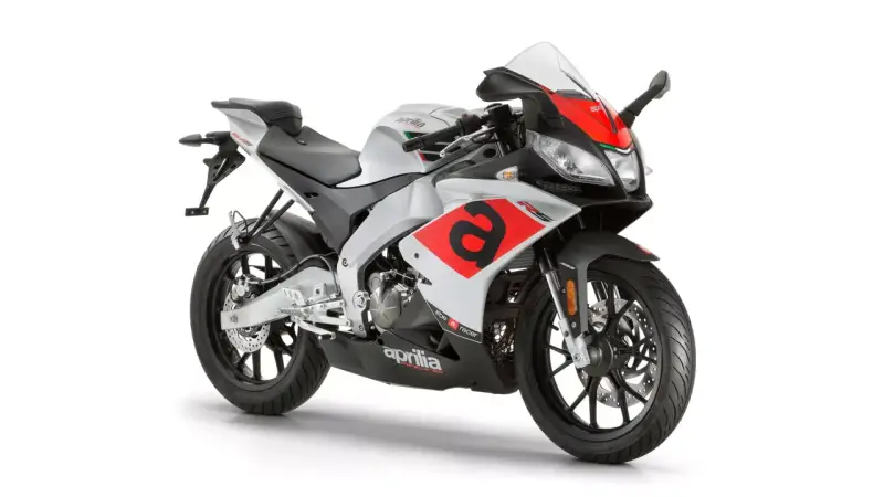 Srebrno-czerwona Aprilia RS 125 gotowa do dynamicznego przyspieszenia 0-100 km/h.