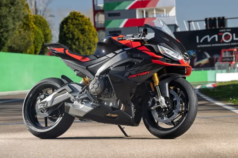 Czarna sportowa Aprilia RS 660 Factory na torze wyścigowym. Poznaj jej aprilia rs 660 dane techniczne i poczuj moc.