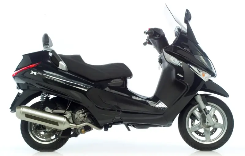 Czarny Piaggio Xevo 125, gotowy do jazdy. Poznaj jego piaggio xevo 125 dane techniczne i poczuj wolność.