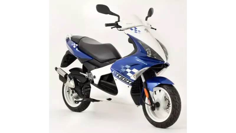 Sportowy skuter Peugeot Jet Force 50 w biało-niebieskich barwach z motywem szachownicy.