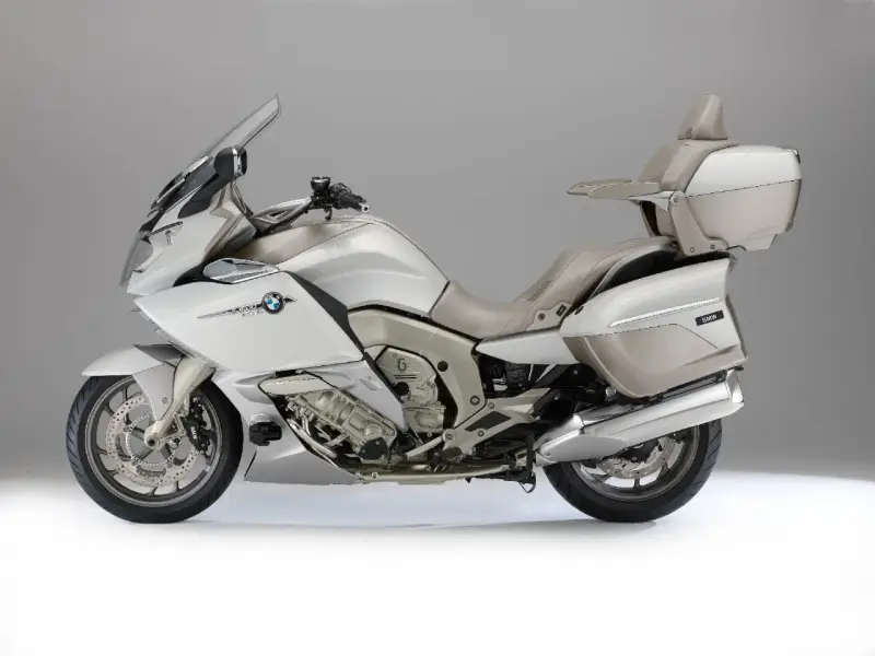 Elegancki motocykl BMW K1600GTL w kolorze perłowej bieli i beżu. Poznaj jego bmw k1600gtl dane techniczne i ciesz się komfortem podróży.
