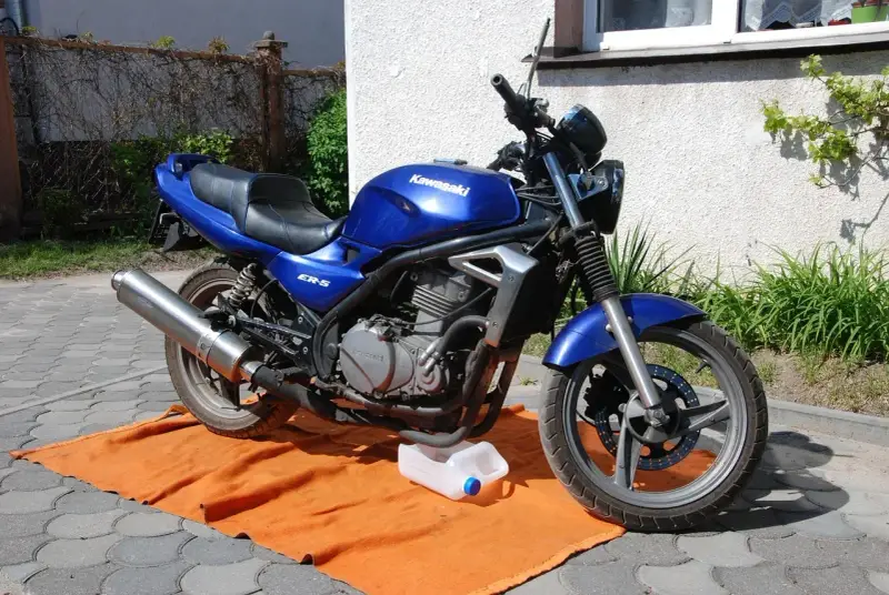 Niebieski motocykl Kawasaki ER-5, idealny na prawo jazdy kat B, motocykl 250. Gotowy do jazdy po wymianie oleju.