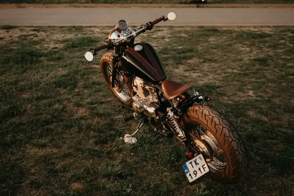 Customowy Honda Rebel 125, idealny do odkrywania dróg. Jego prędkość maksymalna pozwala na swobodne podróżowanie.
